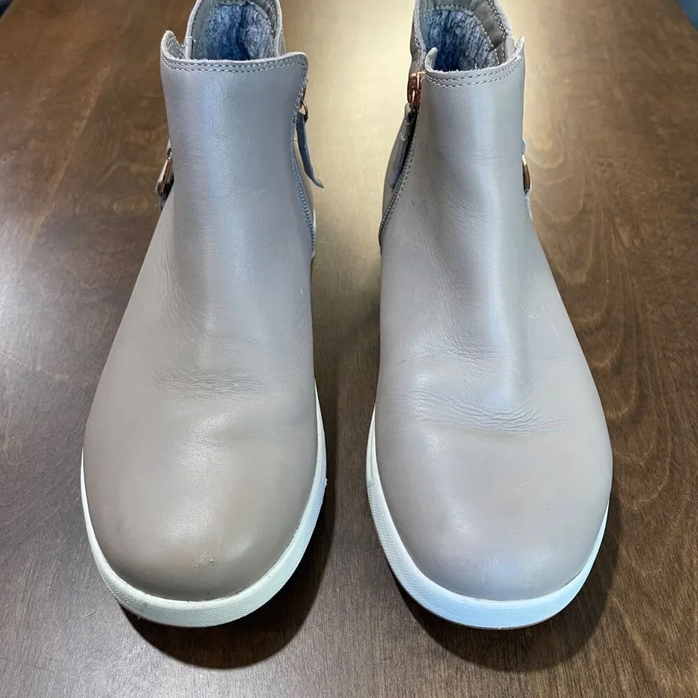 KURU Cloud‎ Tempo Leather Ankle Bootie Women's Size 9.5  Water Resistant Taupe